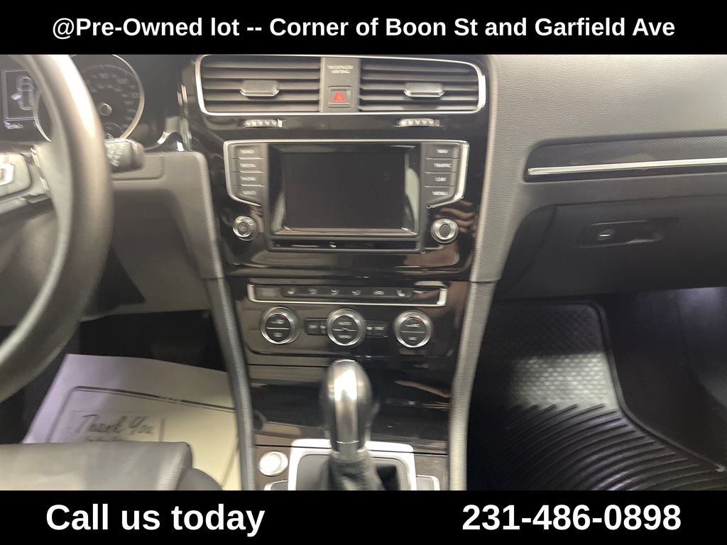 Used 2015  Volkswagen SEL image 18