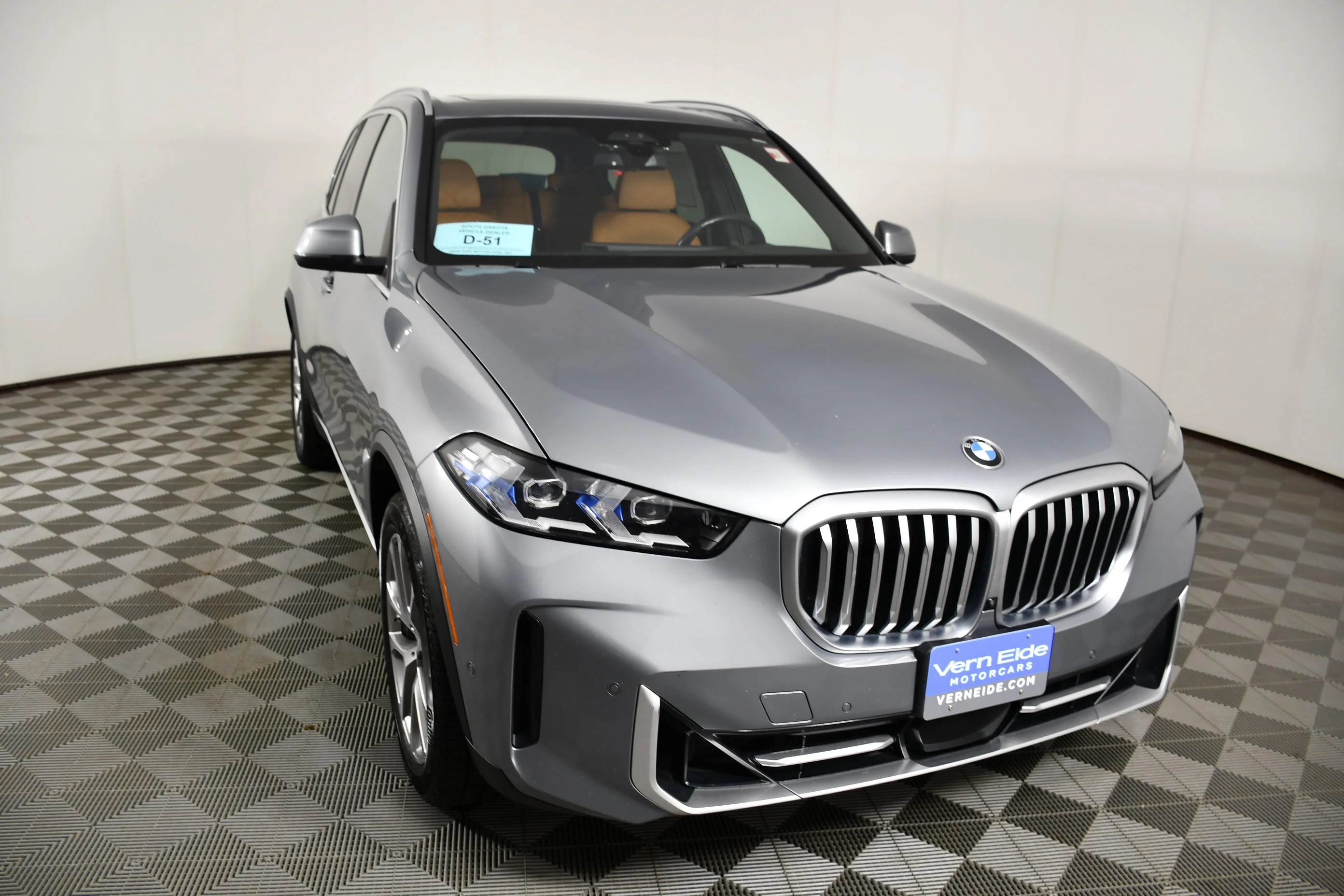 Used 2024 Skyscraper Grey Metallic BMW xDrive40i image 3