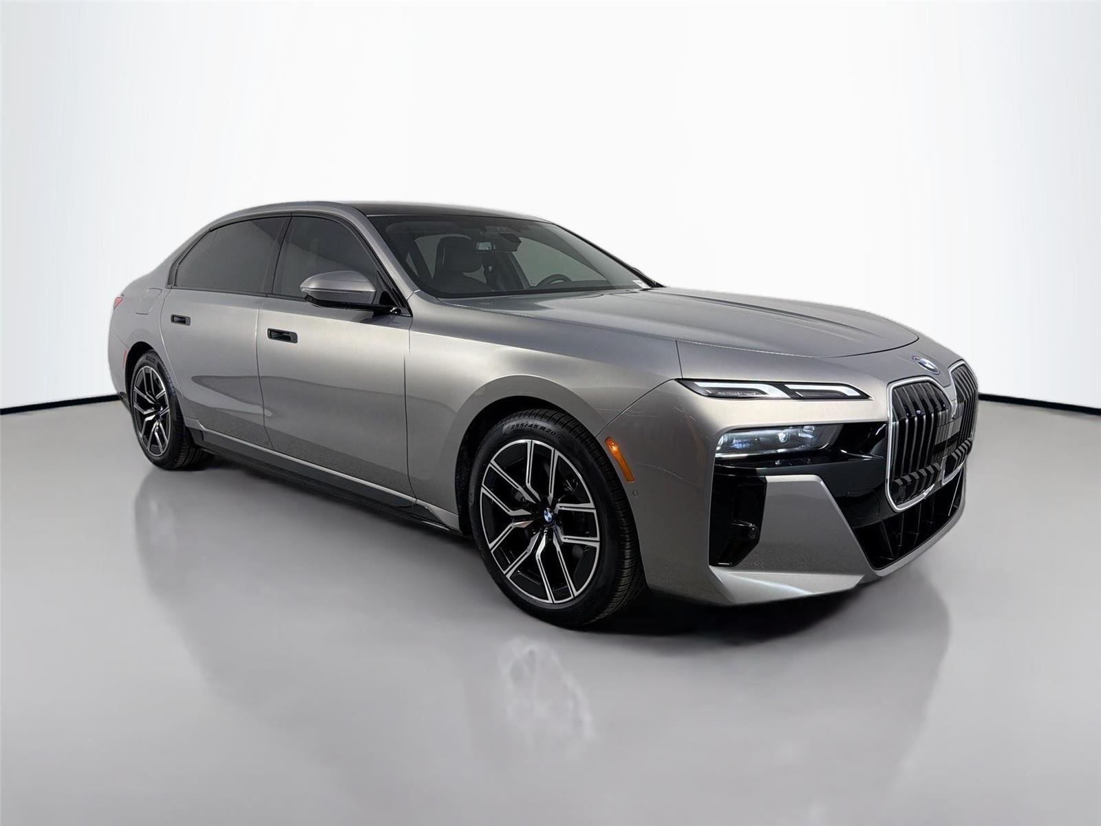 New 2026 Oxide Grey Metallic BMW 750e xDrive image 3