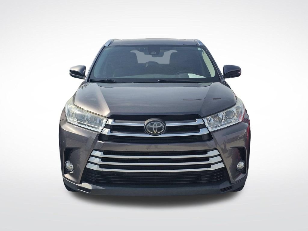 Used 2019 Gray Toyota XLE image 5