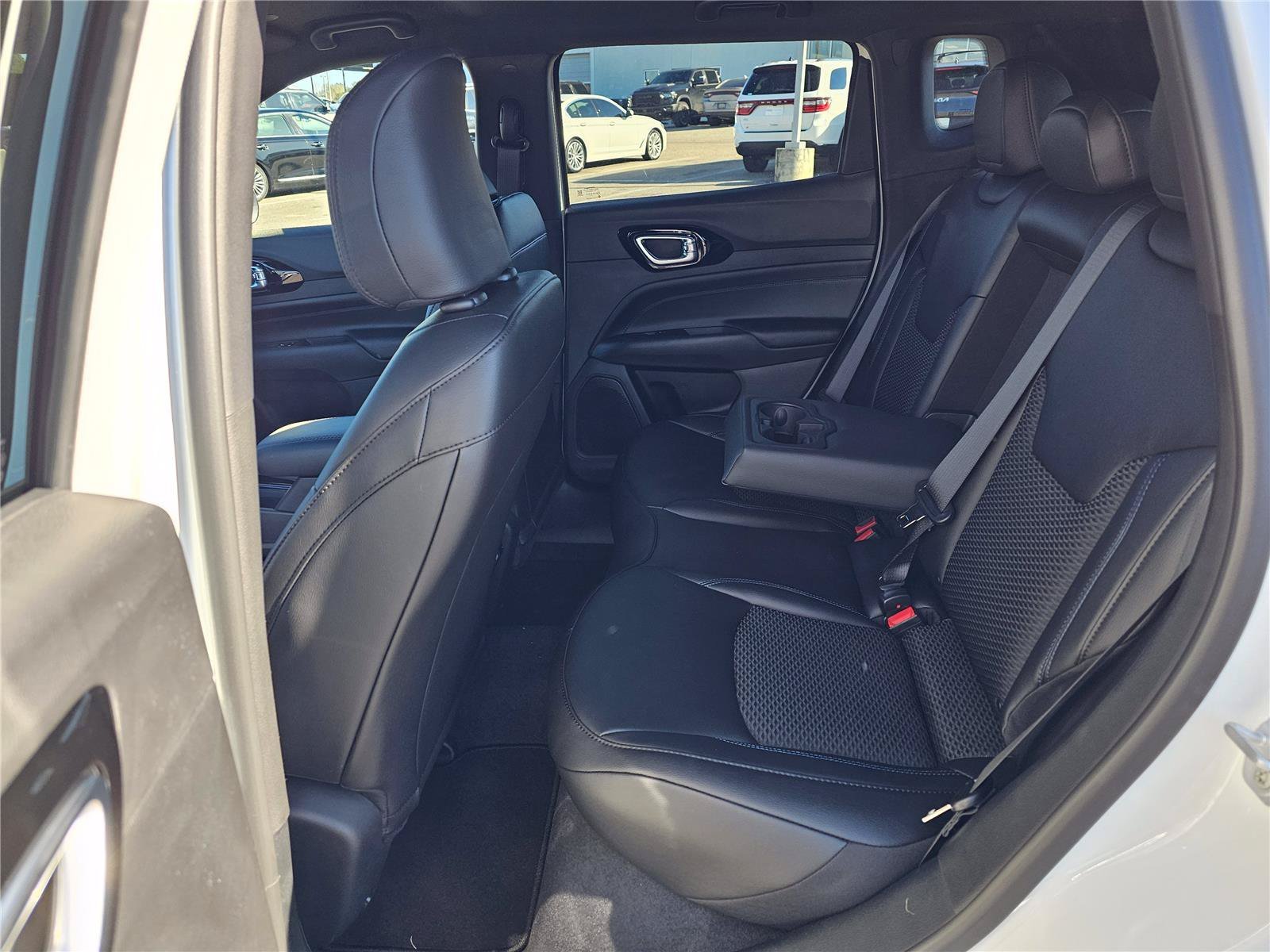 New 2026 Bright White Clearcoat Jeep Latitude Altitude image 30