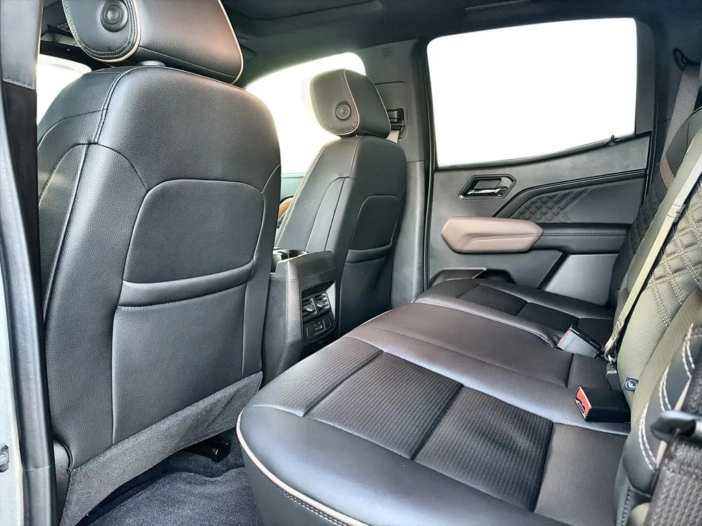 Used 2025 Silver GMC Denali image 26