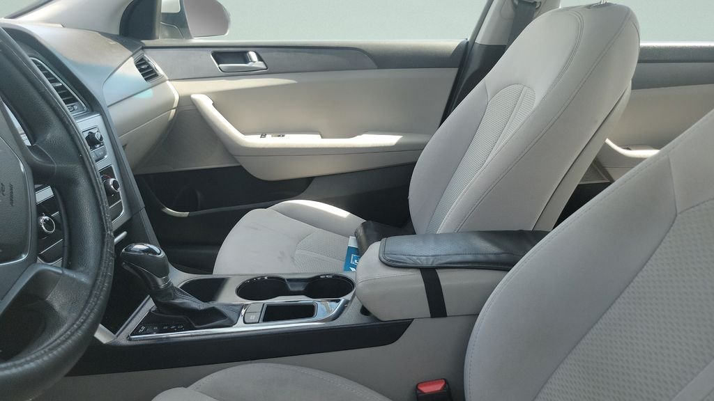 Used 2016 Silver Hyundai SE image 5
