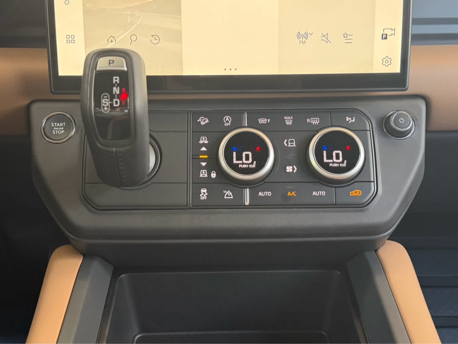 New 2026 Santorini Black Land Rover X-Dynamic SE image 18