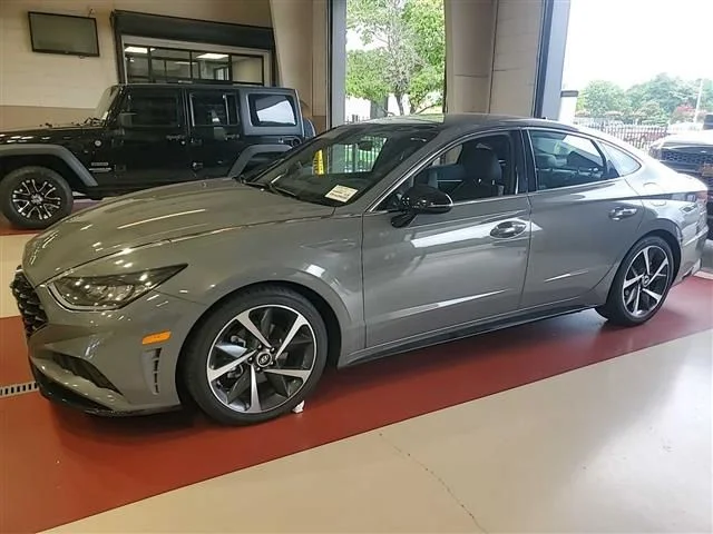 Used 2022 Gray Hyundai SEL Plus image 1