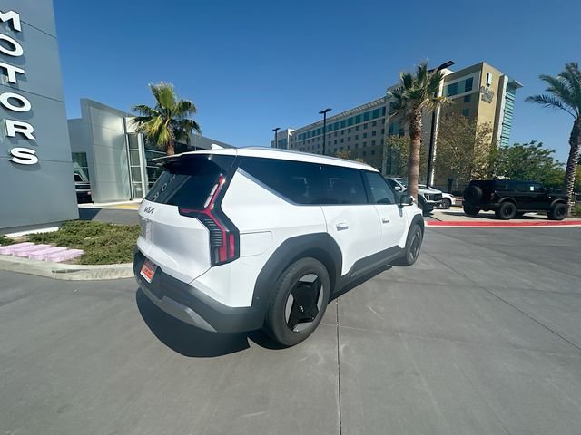 New 2026 Glacial White Kia Wind AWD image 7