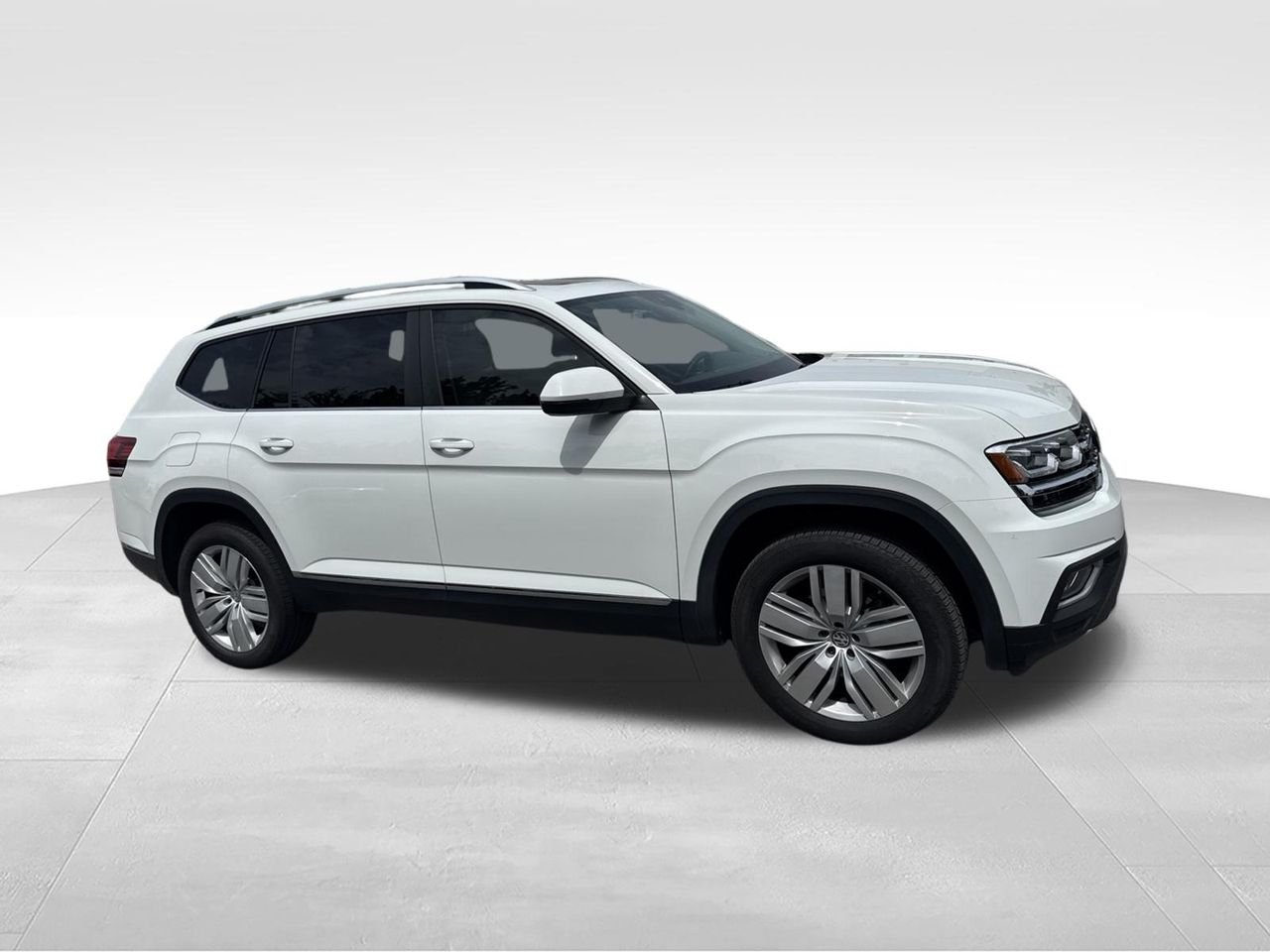 Used 2019 White Volkswagen SEL image 3