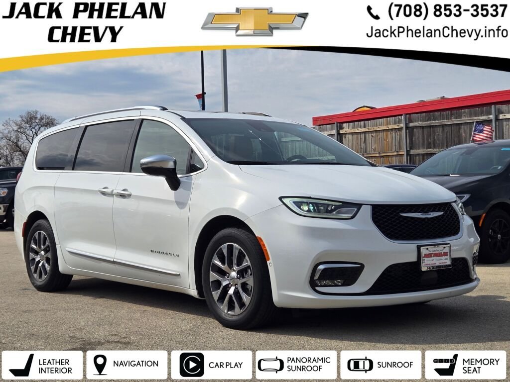 2023 Chrysler Pacifica Hybrid Pinnacle Hybrid's photo