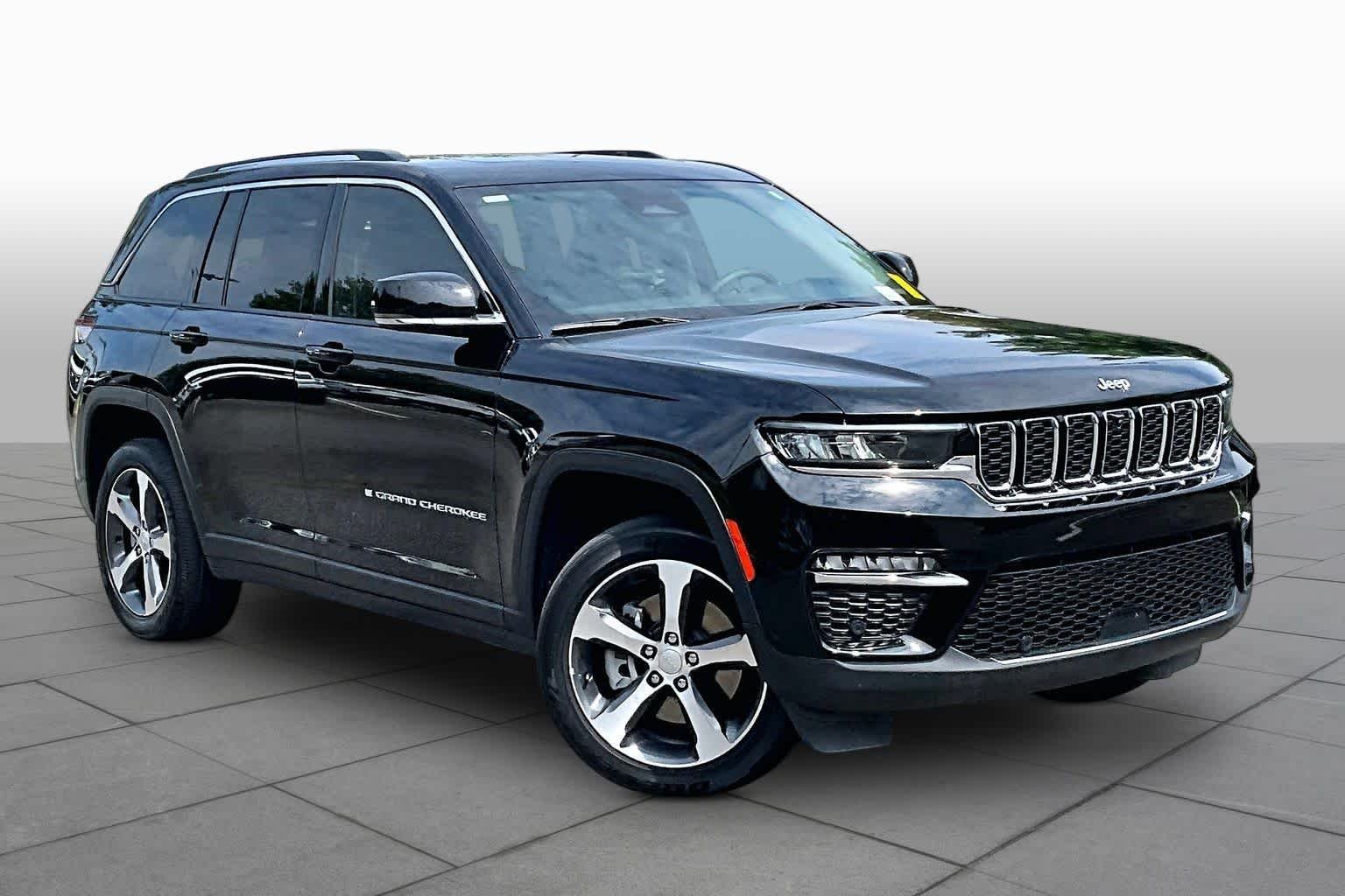 Used 2022 Diamond Black Crystal Pearlcoat Jeep  image 3