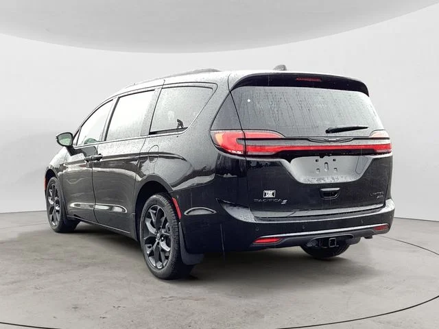 New 2026 Diamond Black Crystal Pearlcoat Chrysler LIMITED AWD image 3