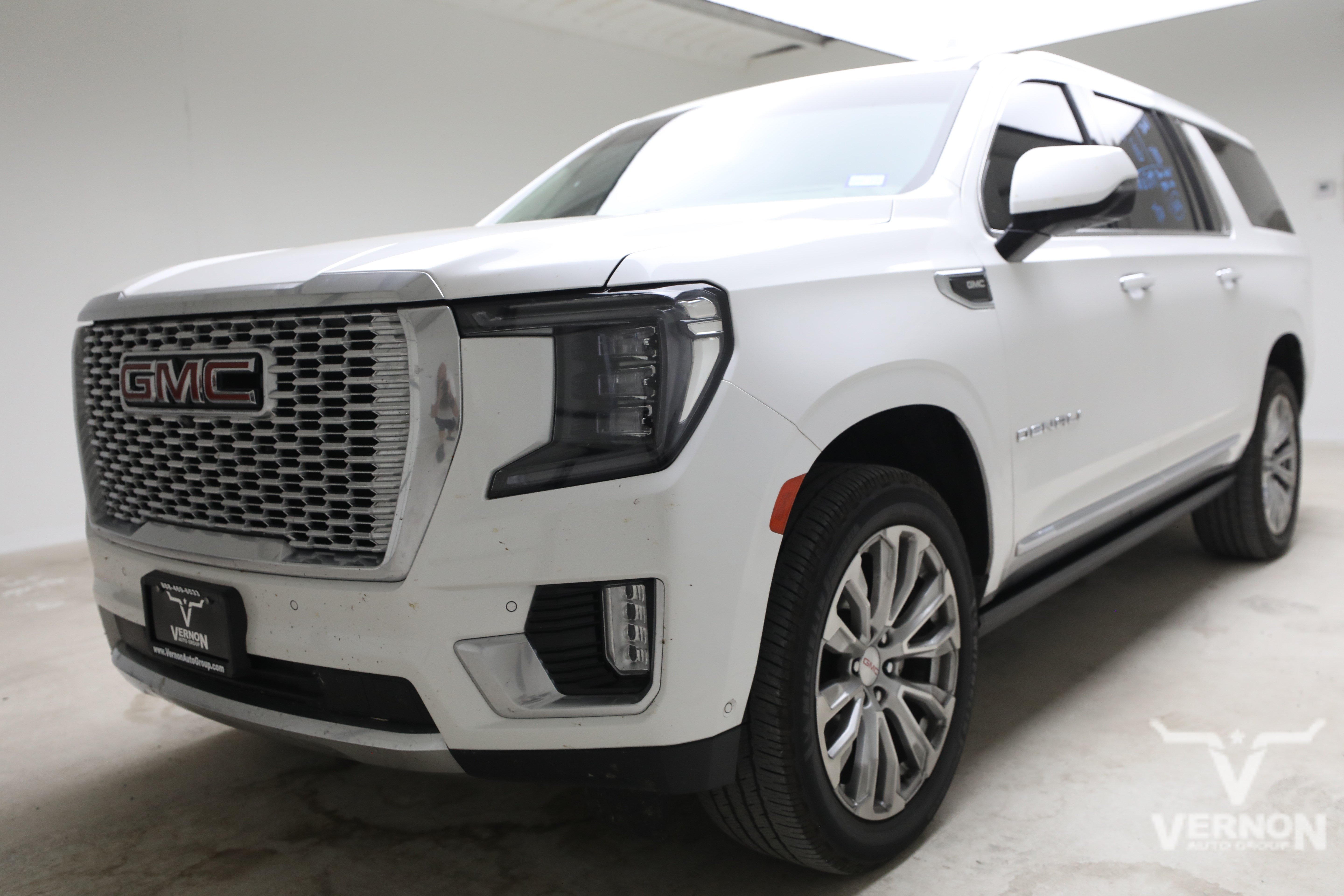 Used 2024 White Frost Tricoat GMC Y image 1