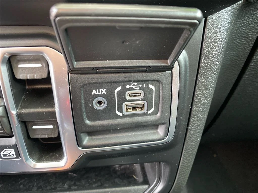 Used 2022 Black Clearcoat Jeep Altitude image 17