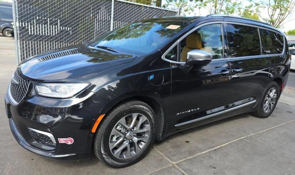 2023 Chrysler Pacifica Hybrid Pinnacle Hybrid's photo