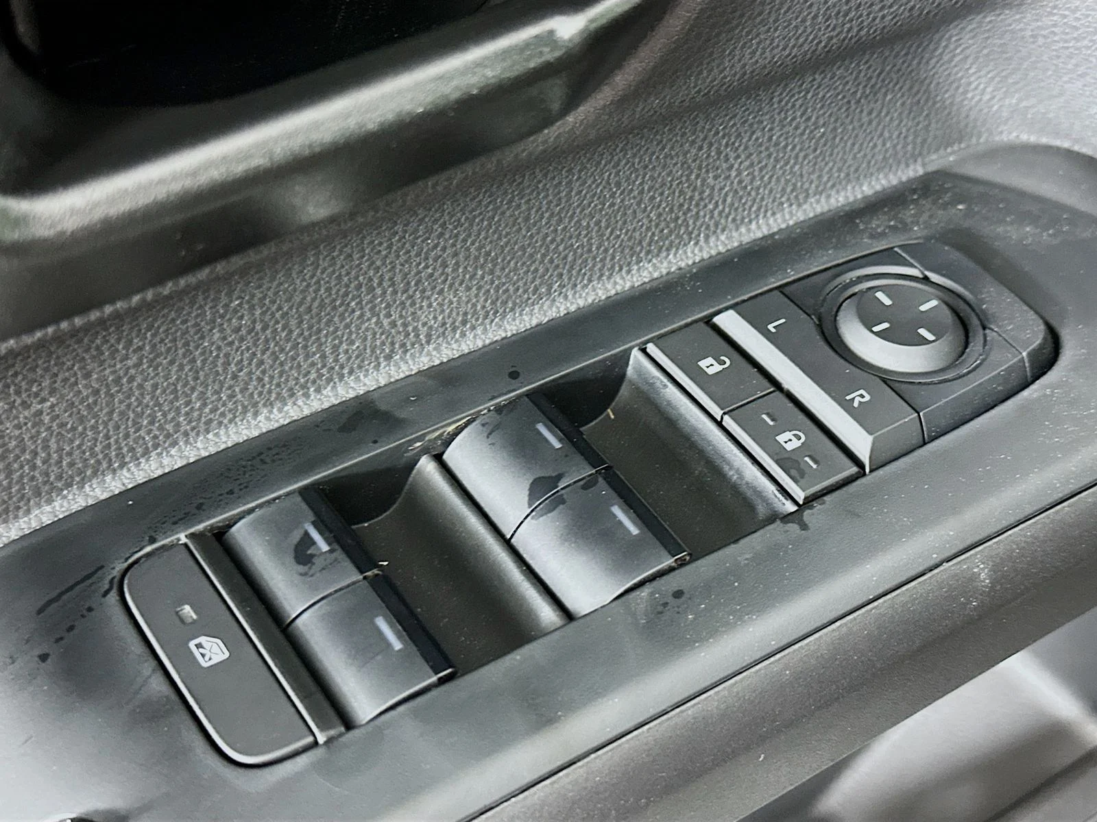 2025 Toyota Tacoma SR5 - Photo 17