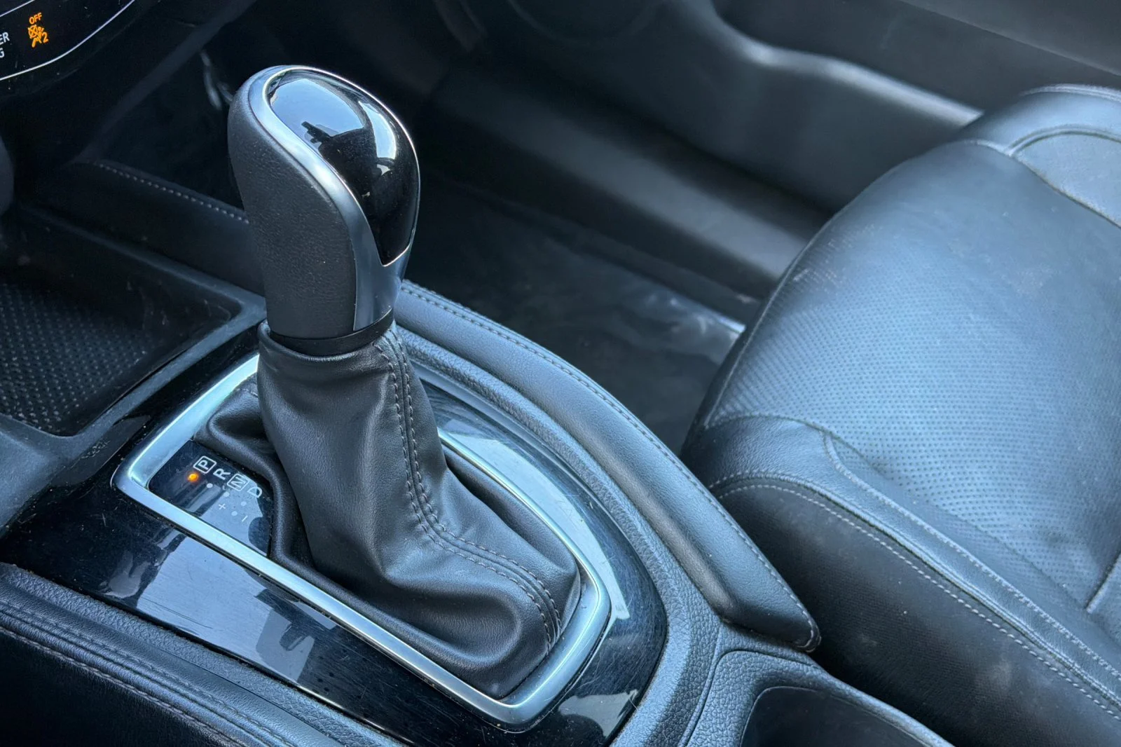 Used 2019 Caspian Blue Metallic Nissan SL image 21