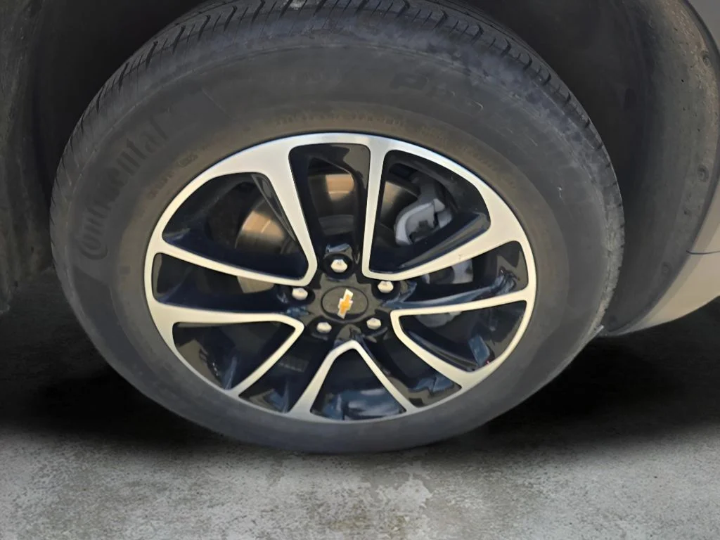 Used 2025 Summit White Chevrolet LT image 19