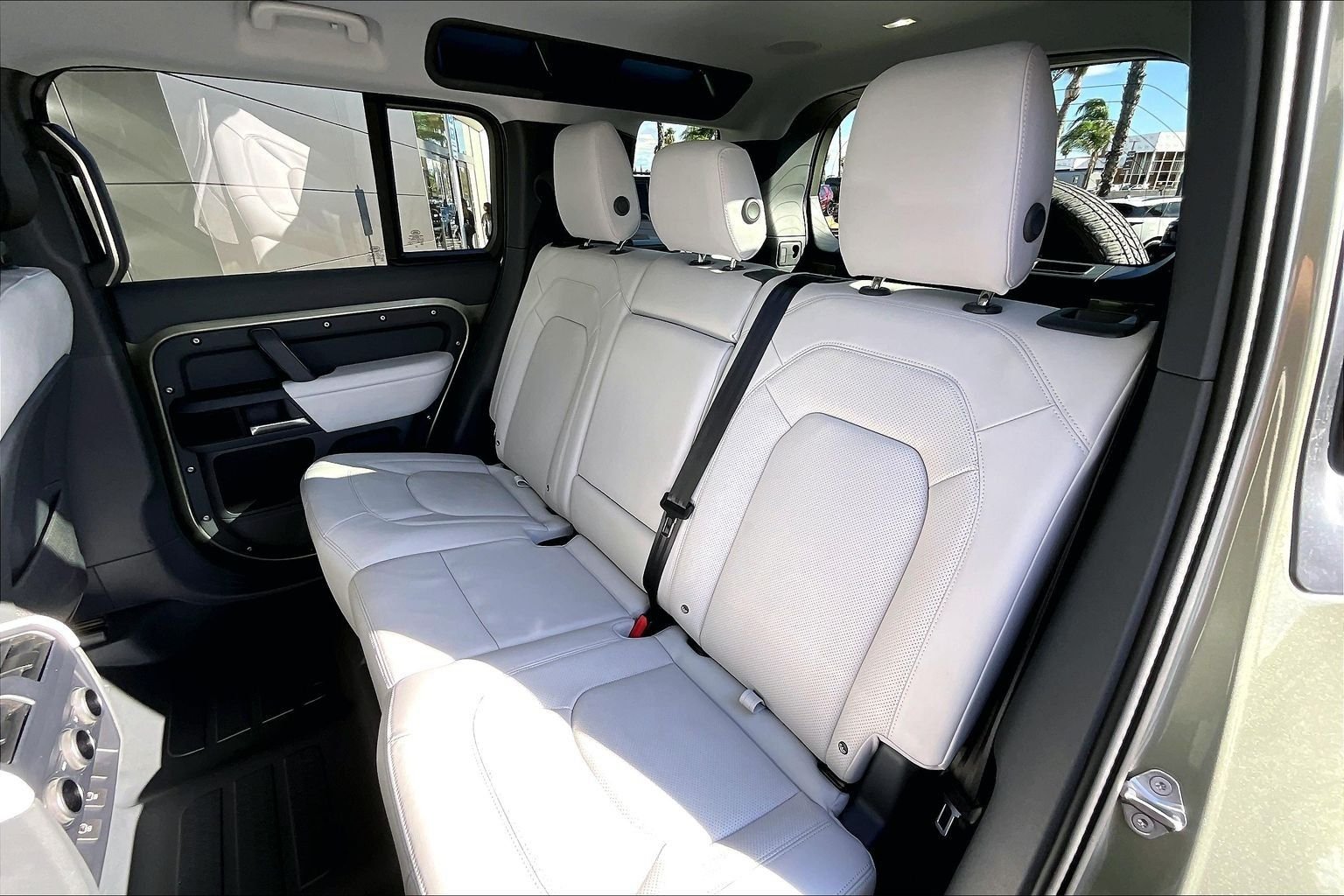 Used 2025 Green Land Rover X-Dynamic SE image 26