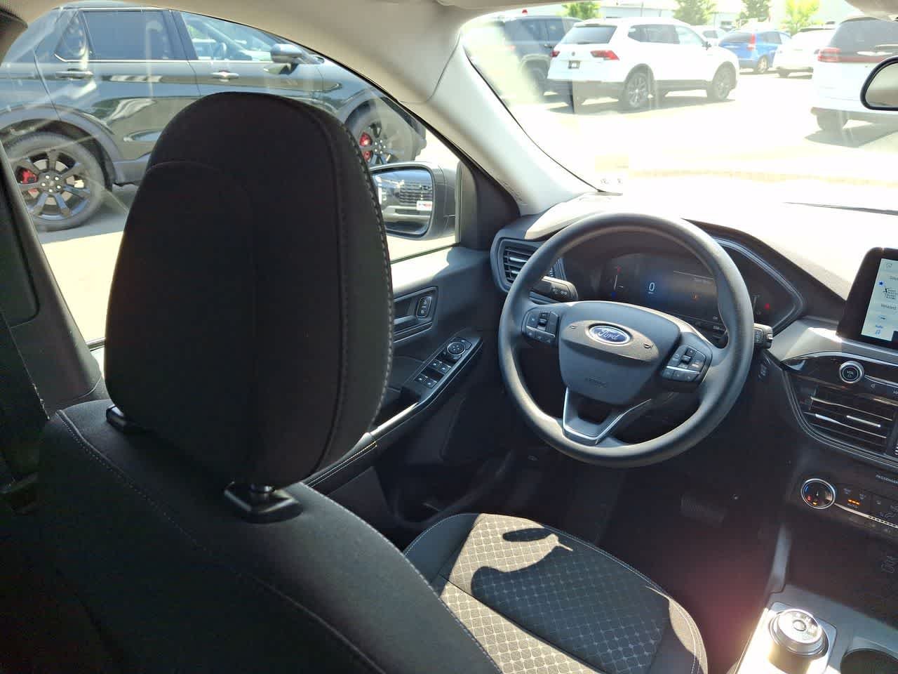 Used 2025 Oxford White Clearcoat Ford Active image 15