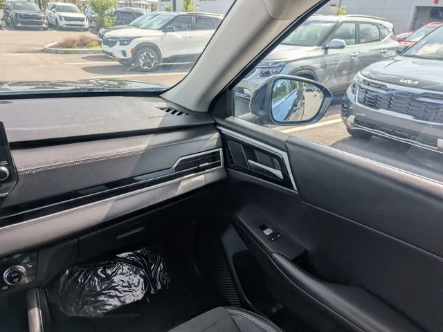 Used 2024  Mitsubishi SE Black Edition image 18