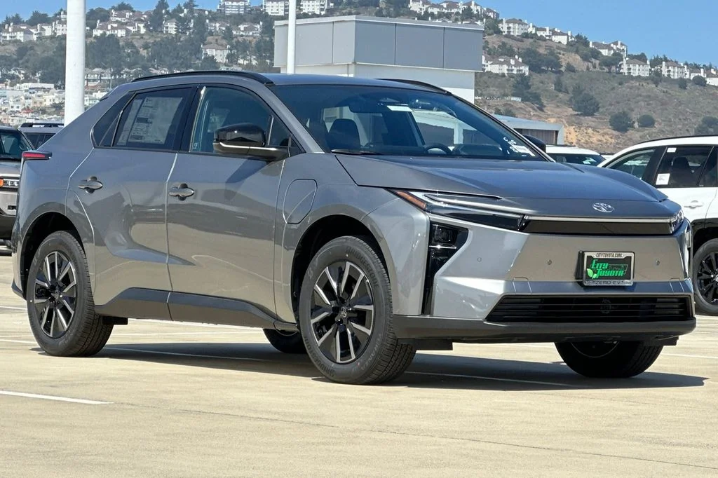 New 2026 Heavy Metal <sup>1</sup> Toyota  XLE image 2