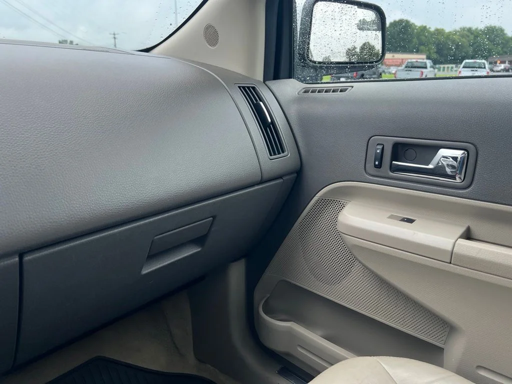 Used 2010 White Ford Limited image 17