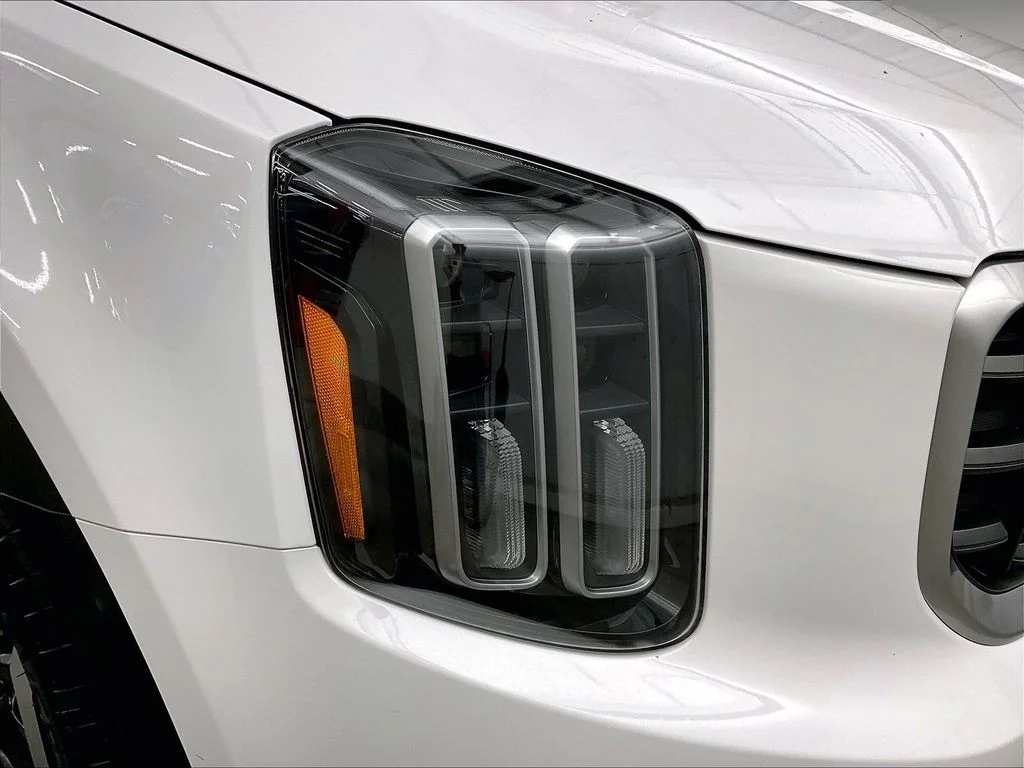 Used 2025 White Kia S image 34