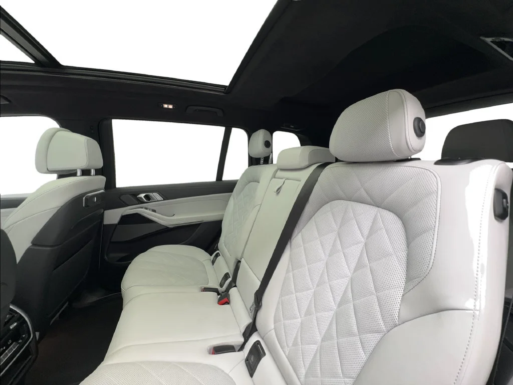 Used 2024 White BMW xDrive40i image 30
