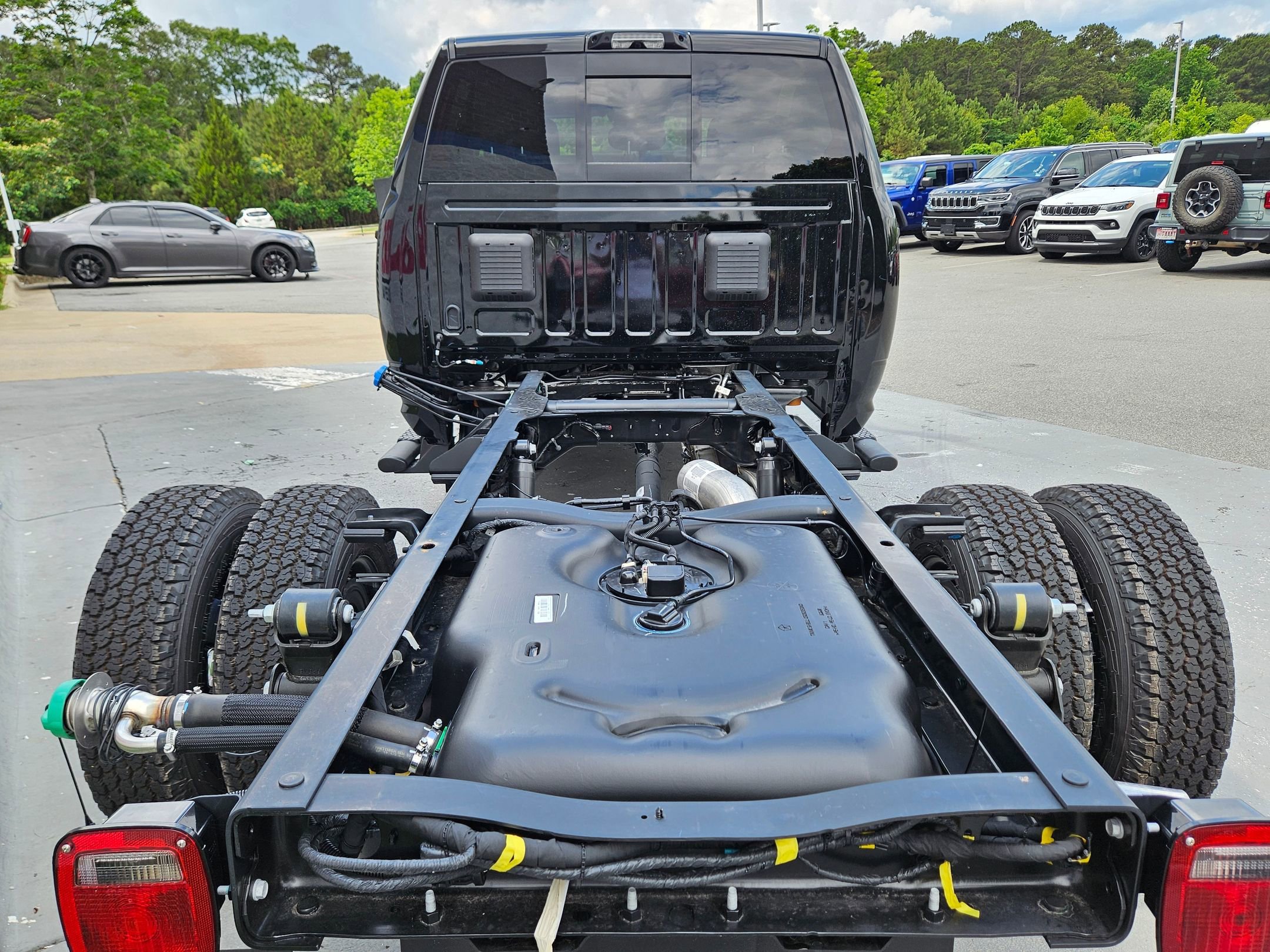 New 2026 Diamond Black Crystal Pearl-Coat Exterior Paint RAM Tradesman image 25