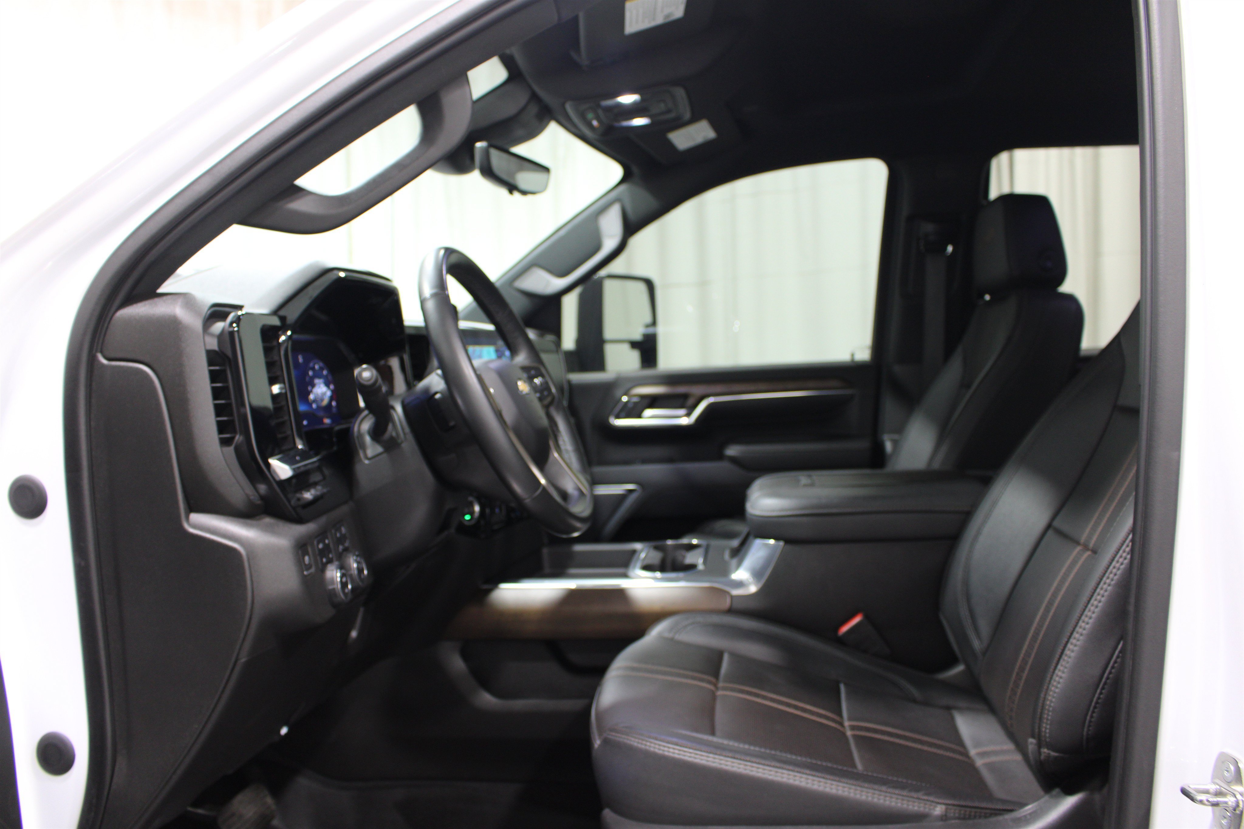 Used 2024 Iridescent Pearl Tricoat Chevrolet High Country image 3