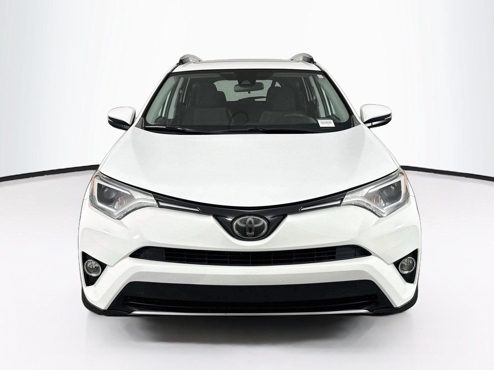 Used 2018 Super White Toyota XLE image 7