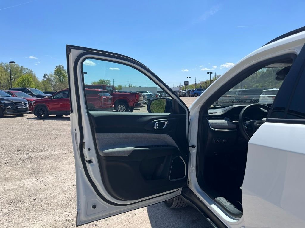 Used 2024 Bright White Clearcoat Jeep Latitude image 14