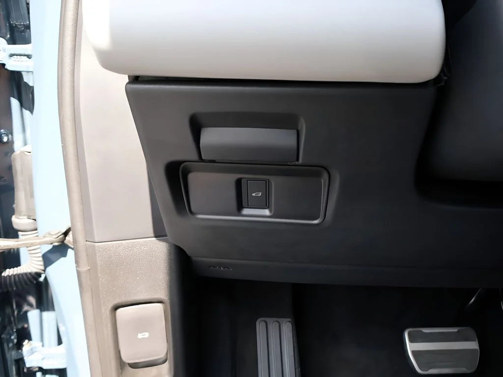 New 2026 Tribeca Blue Metallic Land Rover Hoxton Edition image 35