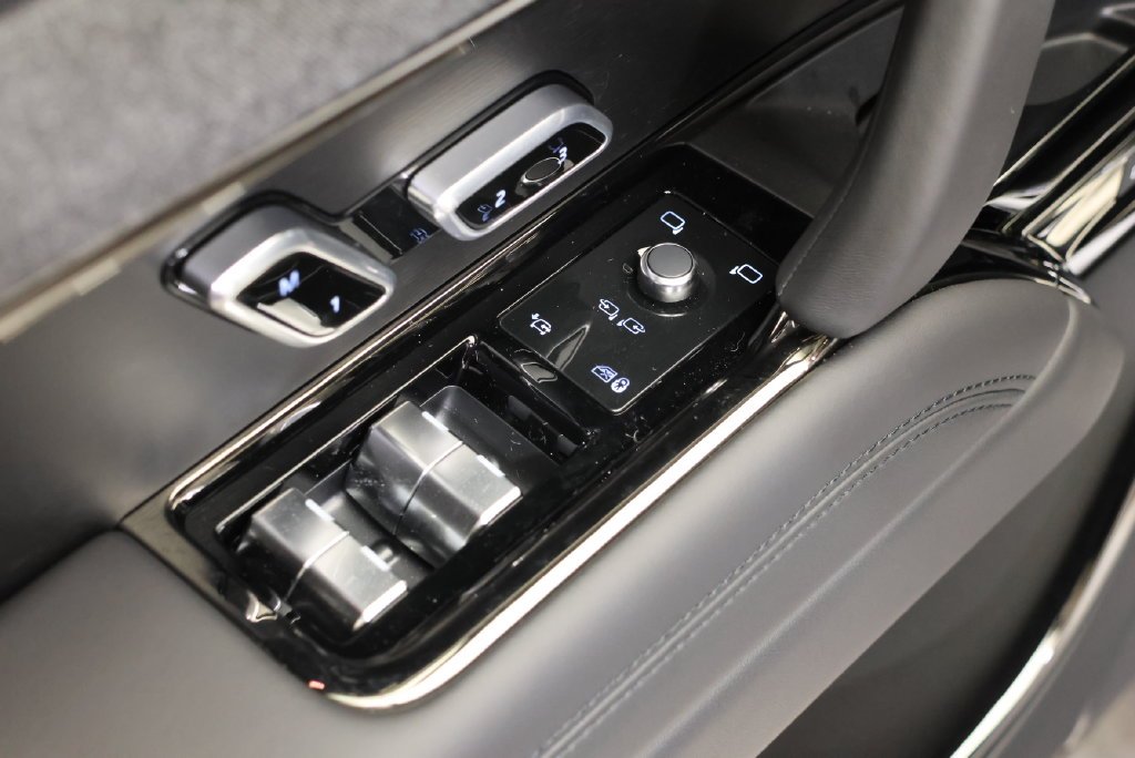 Certified Used 2026 Fuji White Land Rover Dynamic SE image 28