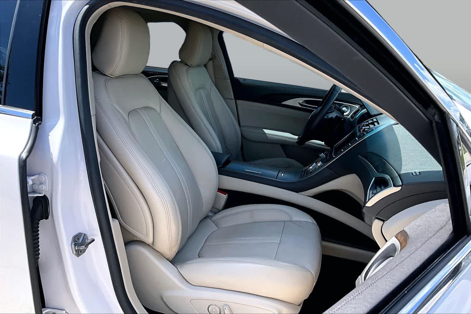 Used 2020 White Platinum Metallic Tri-Coat Lincoln Reserve image 9