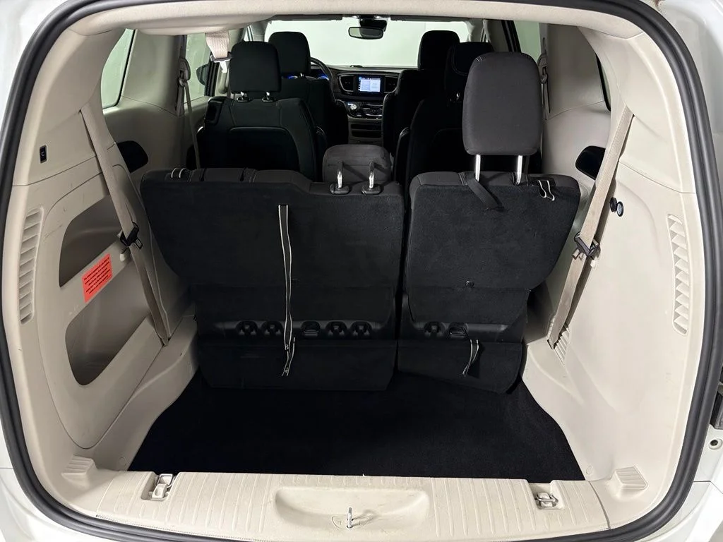 Used 2023 White Chrysler LX image 43