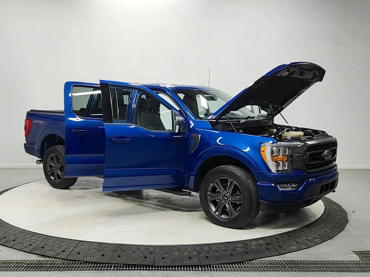 Used 2023 Blue Ford XLT image 9