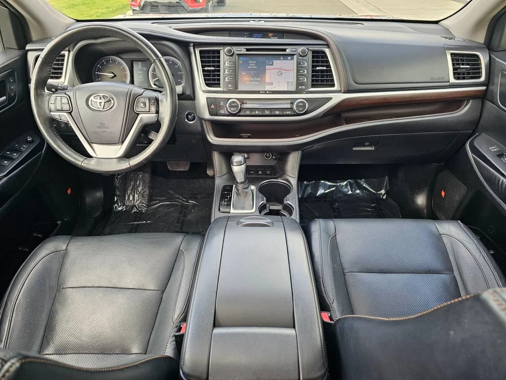 Used 2015  Toyota Limited image 20