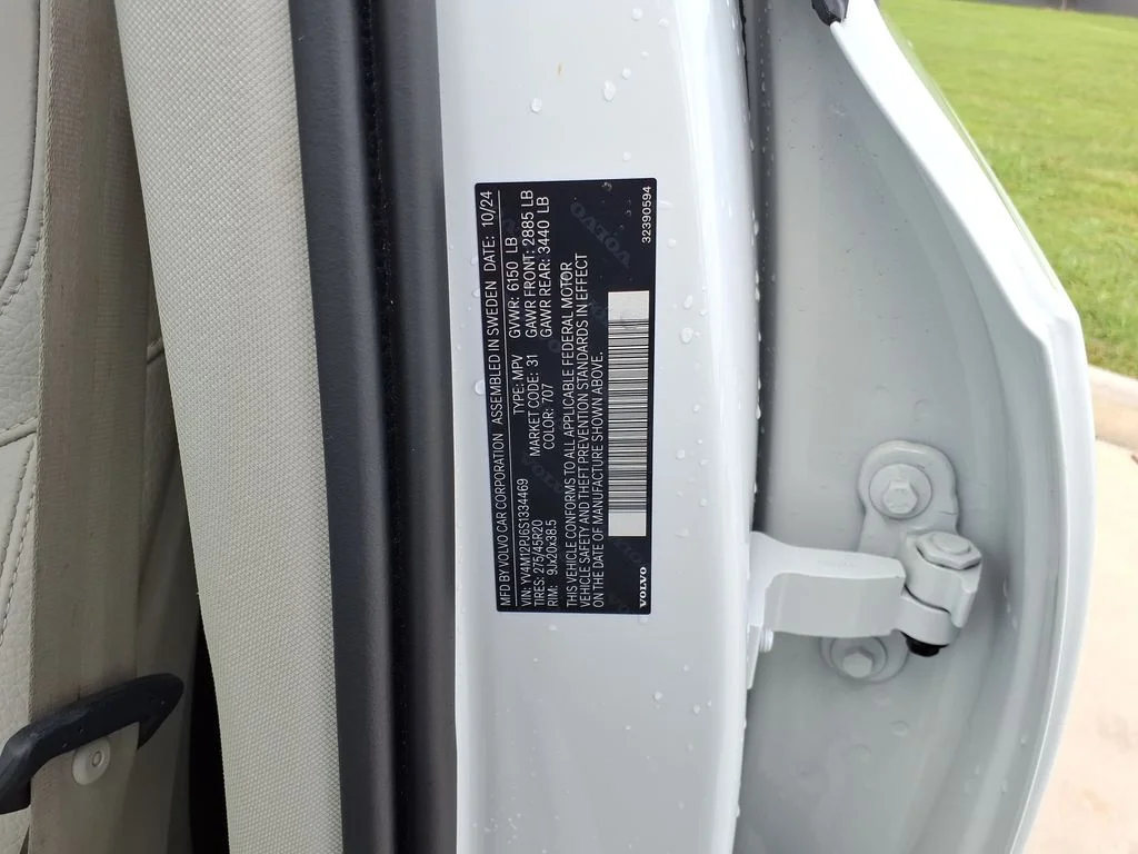 Certified Used 2025 White Volvo B5 Core image 39