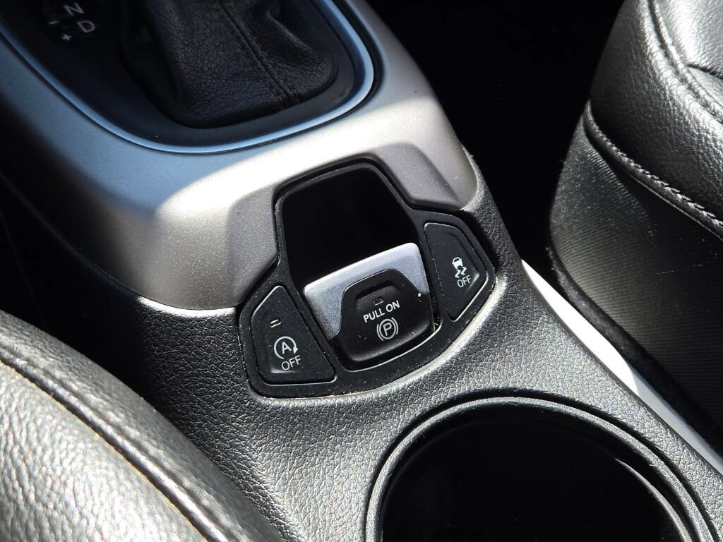 Used 2018 Gray Jeep Latitude image 23
