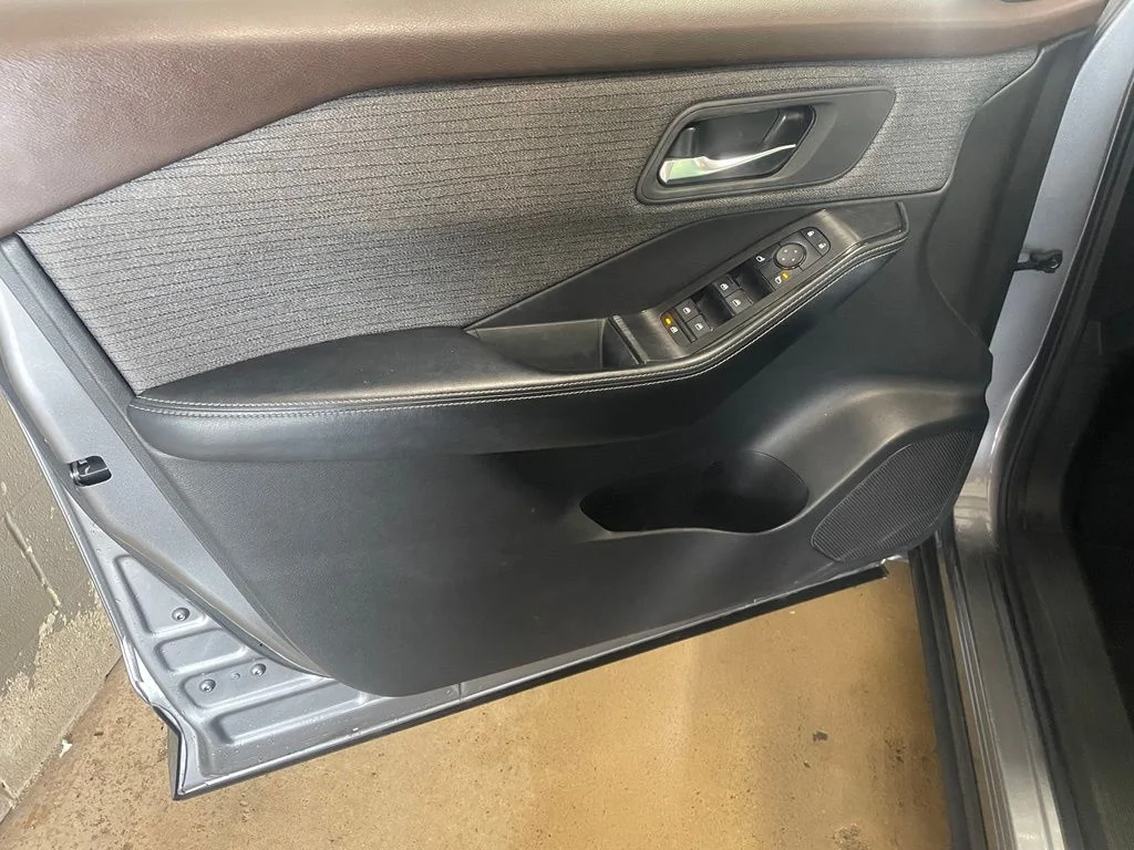 Used 2023 Gray Nissan SV image 9