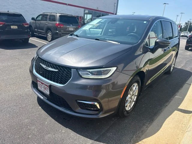 Used 2023 Gray Chrysler Touring L image 3