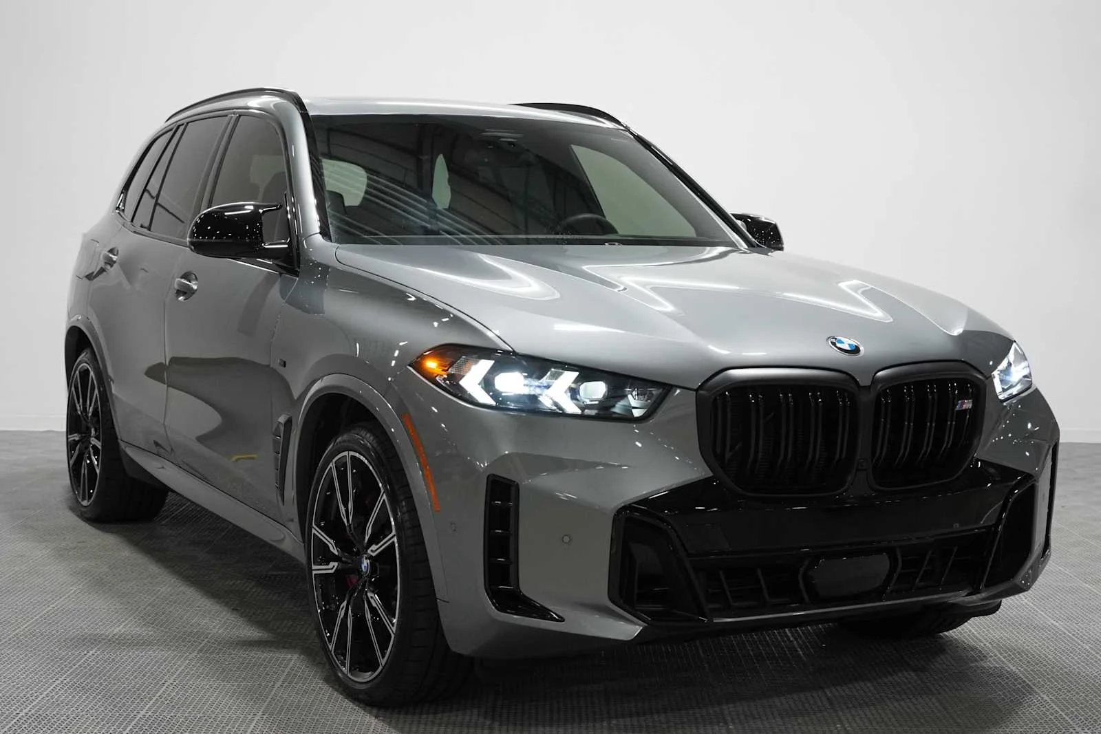 Used 2026 Skyscraper Grey Metallic BMW M60i image 3