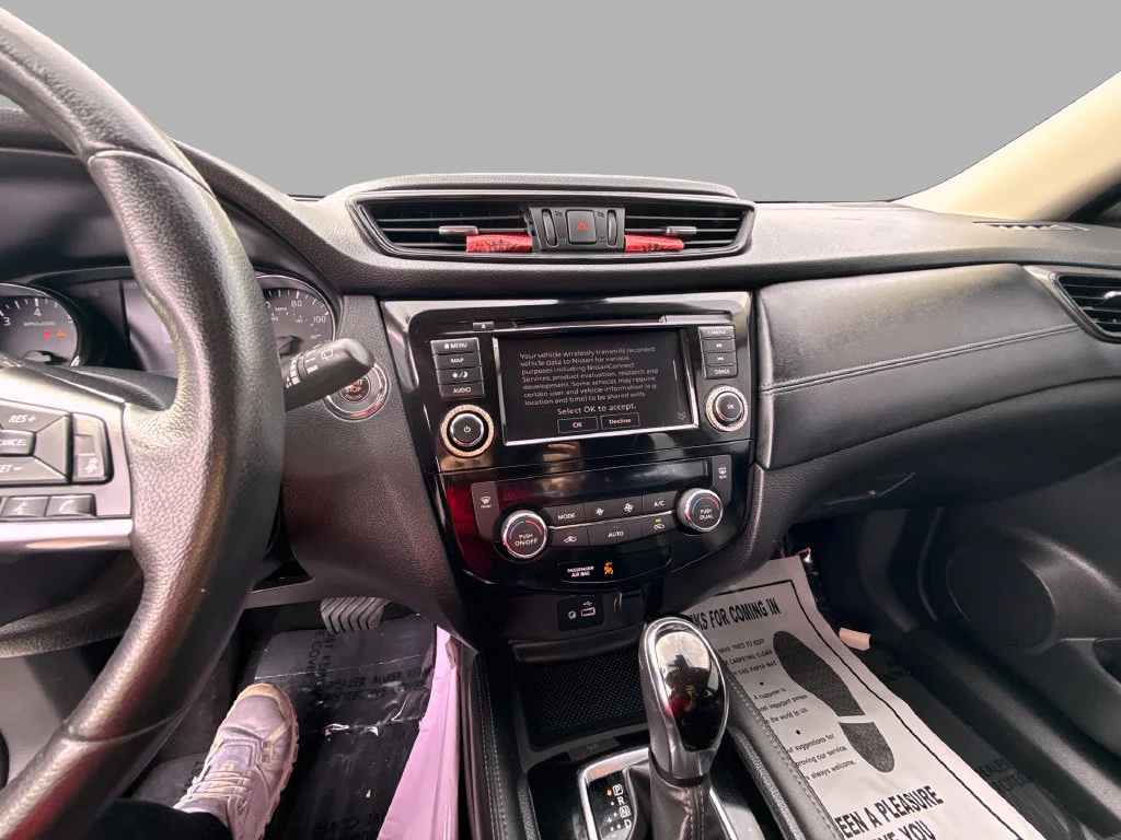 Used 2018 White Nissan SL image 21
