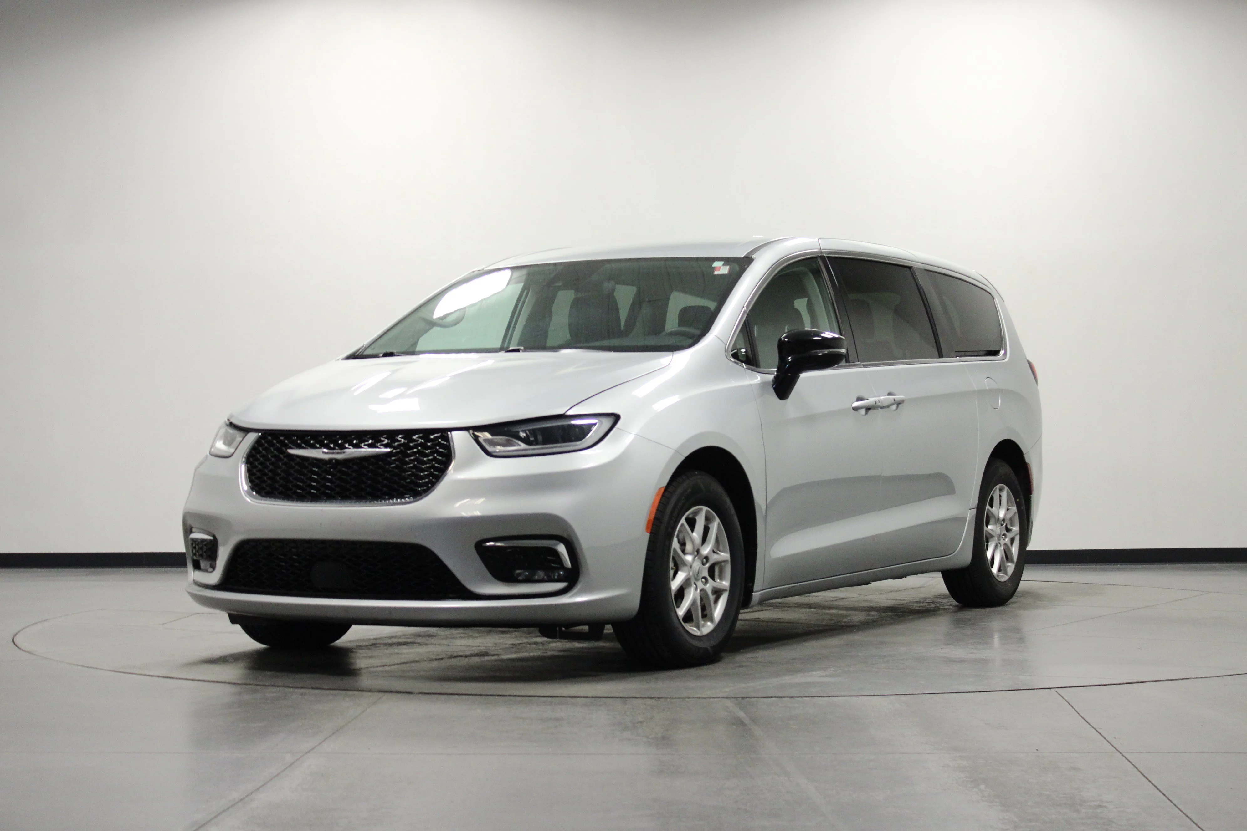 Used 2024 Silver Mist Clearcoat Chrysler Touring L image 8