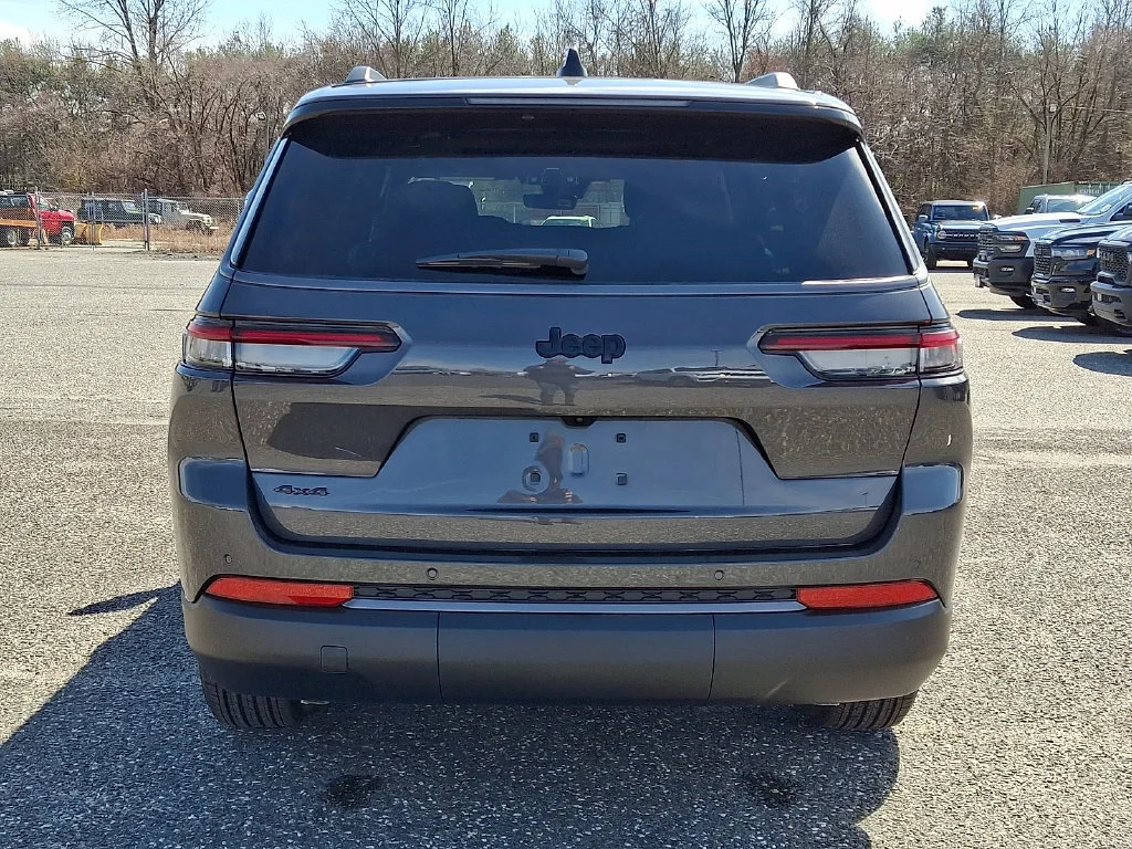 New 2026 Baltic Gray Metallic Clear-Coat Exterior Paint Jeep Laredo Altitude image 7