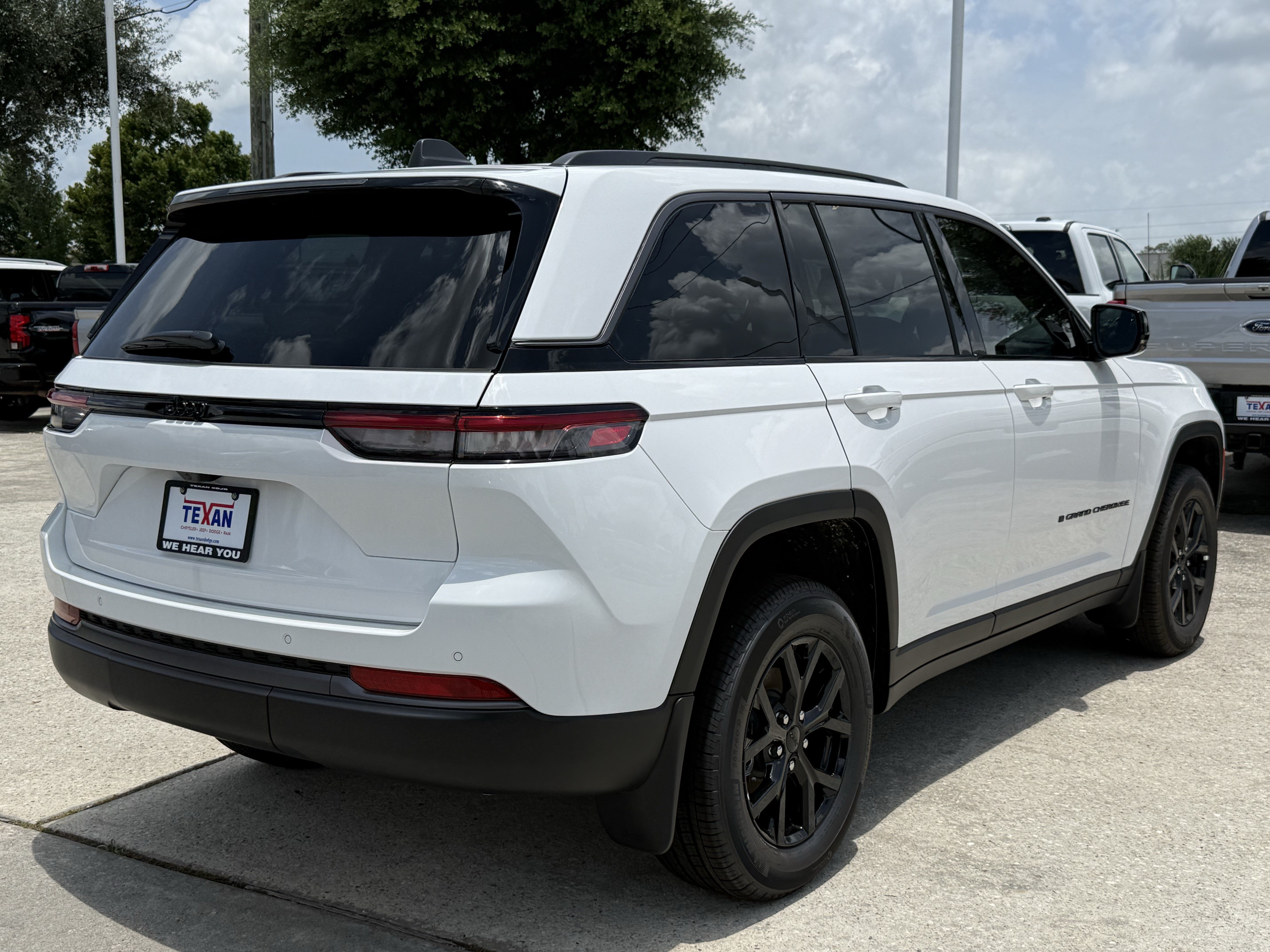 New 2026 Bright White Clear-Coat Exterior Paint Jeep Laredo Altitude image 4