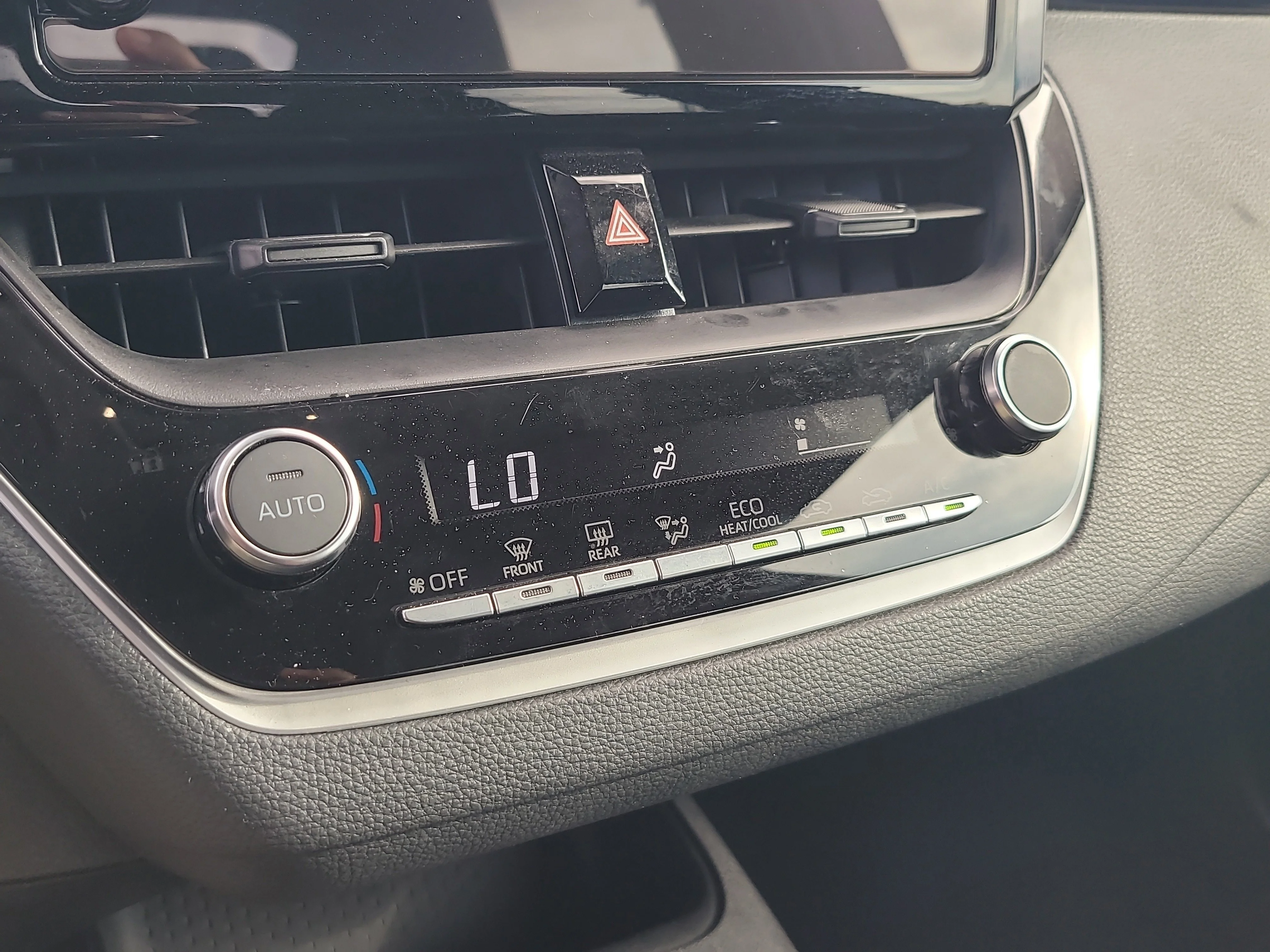 Used 2025 Ice Toyota LE image 22