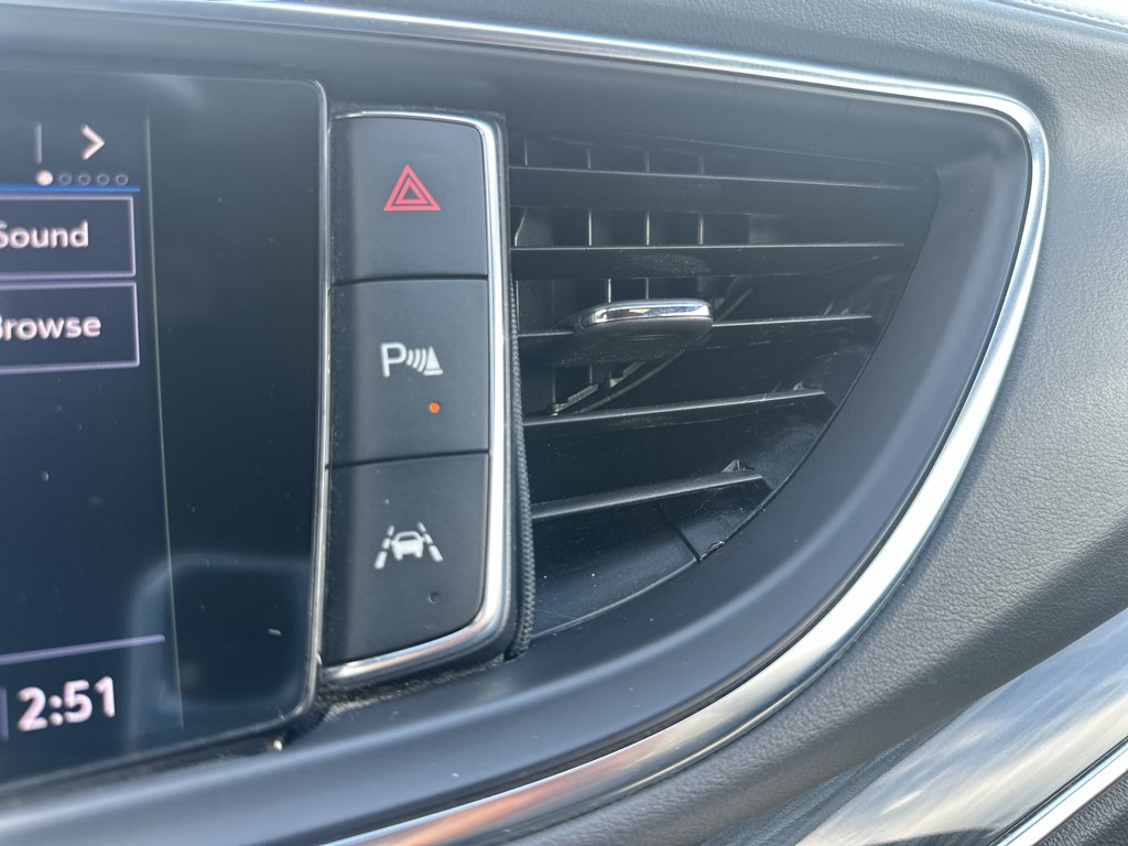 Used 2023 Summit White Buick Essence image 19