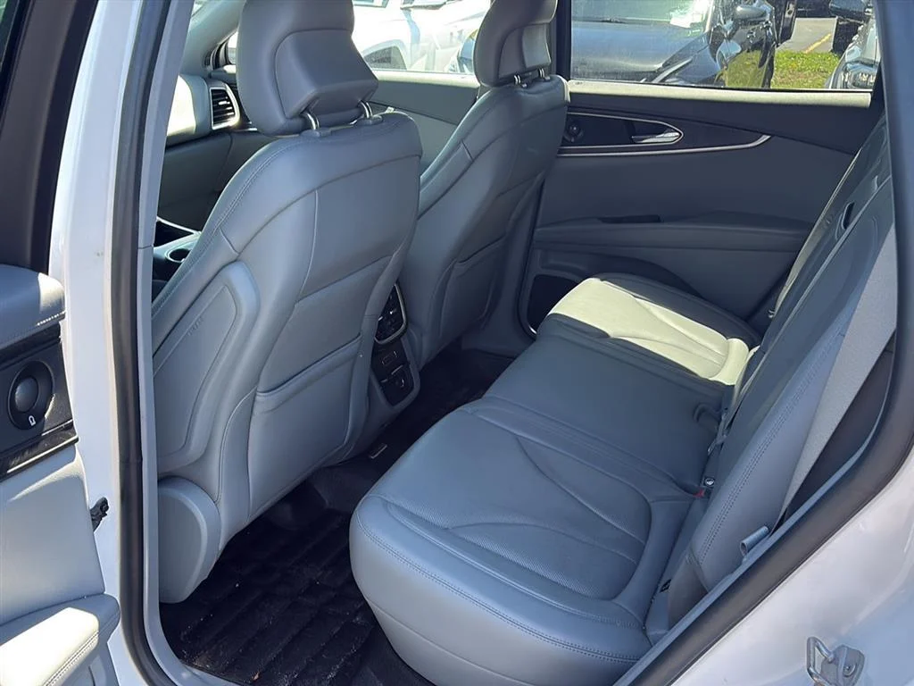 Used 2019 White Platinum Tri-Coat Lincoln Reserve image 11