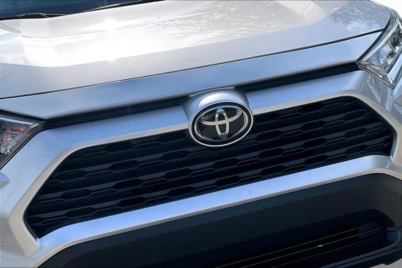 Used 2021 Silver Sky Metallic Toyota XLE image 30
